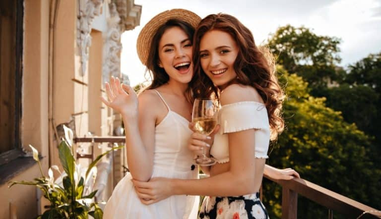 如何与女生聊天：28个让你对女性无法抗拒的秘密