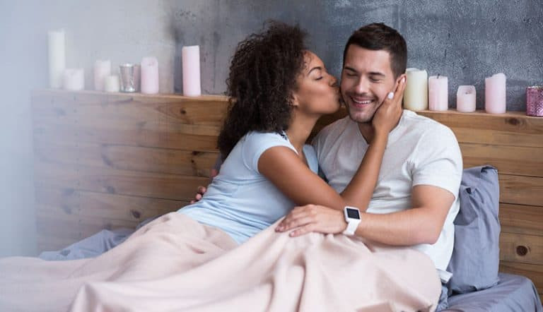 别轻易忽视一个对你关心的女孩，这30个细节说明她在乎你