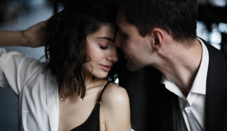 如何让女生主动亲你并迈出亲吻的第一步