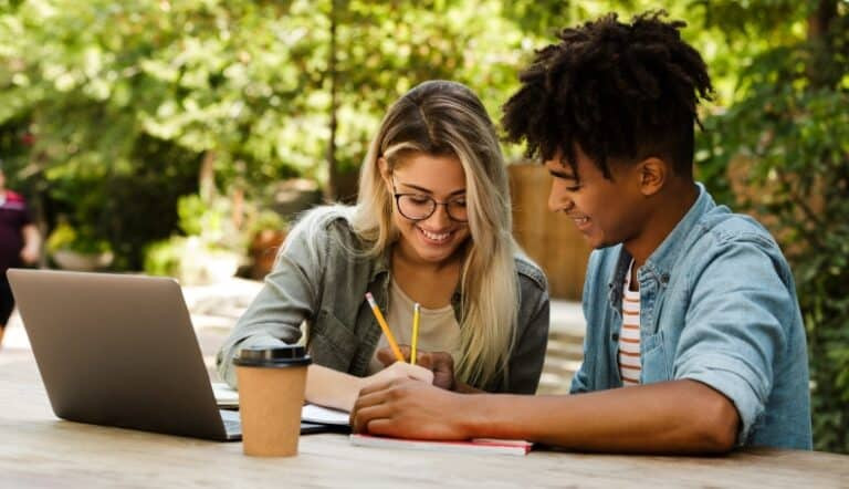 25个心理学秘诀，教你如何吸引女孩并让她对你心生好感